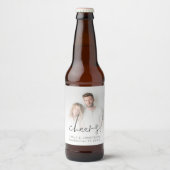 Minimalist Newlywed Photo Overlay Cheers Wedding  Bier Etiket (Voorkant)