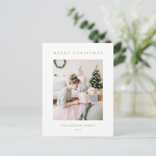 Minimalist Olive Green Merry Christmas Photo Feestdagenkaart (Staand voorkant)