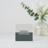 Minimalist pastel sage green grey modern QR code Vierkante Visitekaartje (Staand voorkant)
