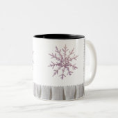 Minimalist Pink Snowflake White Cable Knit  Tweekleurige Koffiemok (Voorkant rechts)