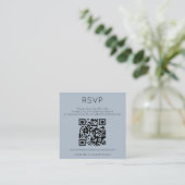 Minimalist QR Code Dusty Blue Wedding RSVP Informatiekaartje (Staand voorkant)