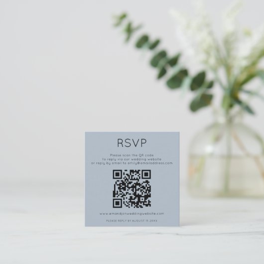 Minimalist QR Code Dusty Blue Wedding RSVP Informatiekaartje (Staand voorkant)
