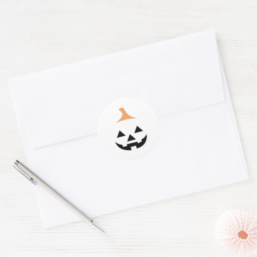Minimalist Scary Pumpkin Ronde Sticker (Envelop)