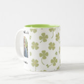 Minimalist Shamrock Lucky Charm Aesthetic Tweekleurige Koffiemok (Voorkant links)
