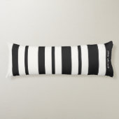 Minimalist stripes of black and white lichaamskussen (Voorkant)
