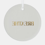Minimalist typography with gold word breathe glas ornament (Achterkant)