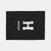 MINIMALIST WHITE ONE LETTER MONOGRAM NAME BLACK FLEECE DEKEN (Voorkant (Horizontaal))