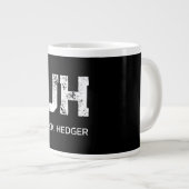 MINIMALIST WHITE TWO LETTER MONOGRAM NAME BLACK GROTE KOFFIEKOP (Voorkant rechts)