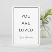 Minimalist You Are Loved Valentine Card Feestdagenkaart (Staand voorkant)