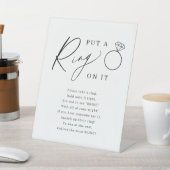 Minimalist zet een ring op het vrijgezellenfeest reclamebord met voetstuk (Insitu)