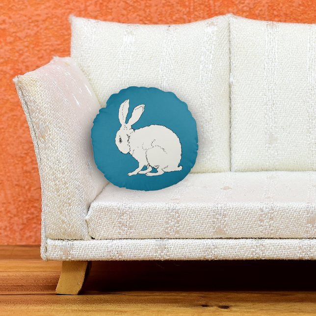 Minimalist Zittend Wit Konijn zijprofiel Blauw Rond Kussen (Pretty fuzzy white sitting bunny rabbit on dark blue round throw decorative pillow.)