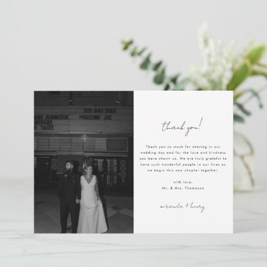 Minimalistic Black & White Script Wedding Photo Bedankkaart (Staand voorkant)