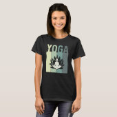 Minimalistic Lotus Flower Meditating Yoga T-shirt (Voorkant volledig)