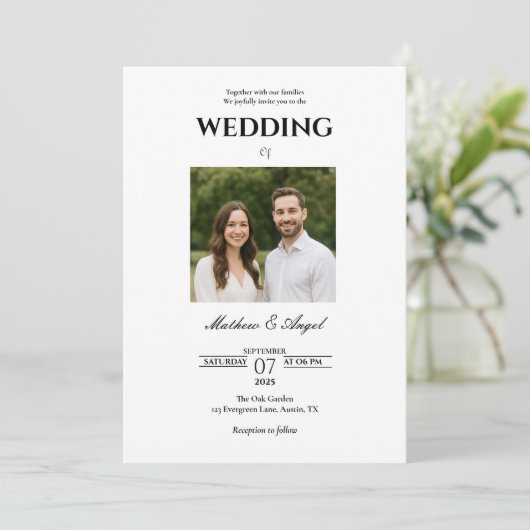 Minimalistic Wedding Invitation with Couple Photo  Kaart (Staand voorkant)