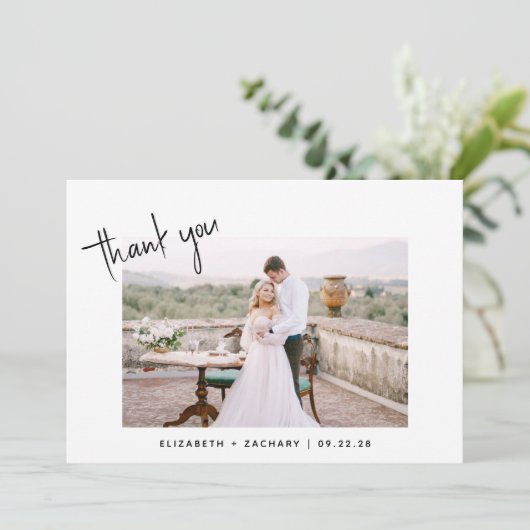 Minimalistisch 2-foto Modern Script Wedding Bedankkaart (Staand voorkant)
