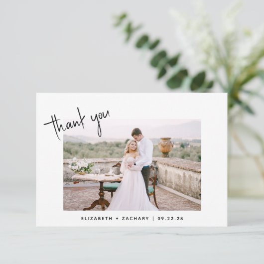 Minimalistisch 2-foto Modern Script Wedding Bedankkaart (Staand voorkant)