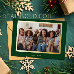 Minimalistisch 4 fotocollage gouden script kerst folie feestdagenkaart<br><div class="desc">Moderne eenvoudige minimal elegant donkergroen en echt goud folie 4 aangepaste familie foto's "Vrolijk en vreugdevol samen" script (overlay tekst sjabloon) vakantie kaart. Eenvoudig te personaliseren met uw afbeeldingen, tekst, familienaam en uw wensen aan beide zijden! Houd er rekening mee dat de kleur van de folie kan worden veranderd -...</div>