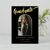 Minimalistisch Afstuderen fotoscript zwart en goud Folie Uitnodiging (Staand Voorkant)