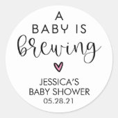 Minimalistisch Baby shower A Baby brouwt Ronde Sticker (Voorkant)