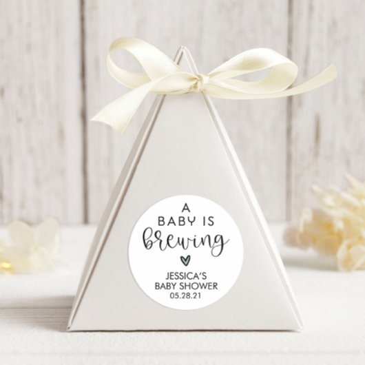 Minimalistisch Baby shower A Baby brouwt Ronde Sticker