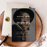 Minimalistisch BBT Mitzvah Foto Gold Folie Uitnodiging<br><div class="desc">Eenvoudig ontwerp en tekst, zwart en wit met Hebreeuws, "ב מ צ ה" Bat Mitzvah Uitnodiging. Minimale indeling in echte gouden folie. Kies uit goud, roos goud of zilveren folie op de achtergrond van de douanekleur om uw evenement aan te passen. Optionele foto als achtergrond. Pas aan om het te...</div>