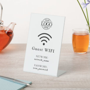 Minimalistisch bedrijfslogo wifi-wachtwoord en -ne reclamebord met voetstuk