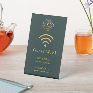 Minimalistisch bedrijfslogo wifi-wachtwoord en -ne reclamebord met voetstuk
