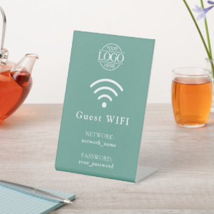Minimalistisch bedrijfslogo wifi-wachtwoord en -ne reclamebord met voetstuk