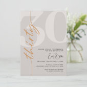 Minimalistisch Beige 30e Verjaardagsfeestuitnodigi Kaart (Staand voorkant)