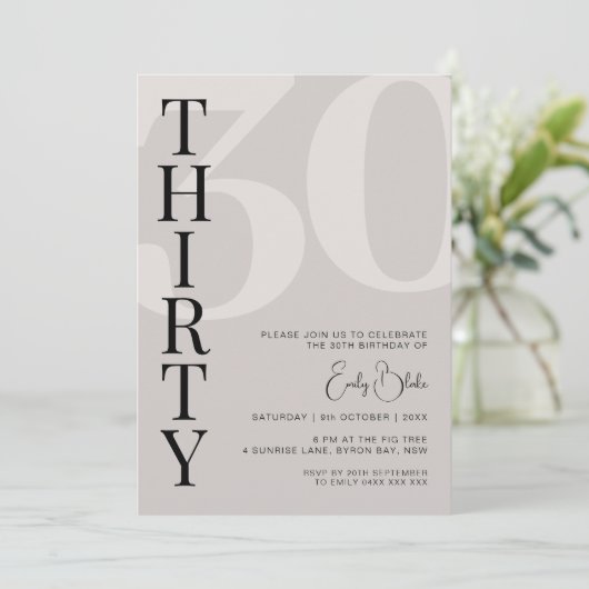 Minimalistisch Beige 30e Verjaardagsfeestuitnodigi Kaart (Staand voorkant)