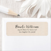 Minimalistisch beige linnen textuur, wit script etiket (Insitu)