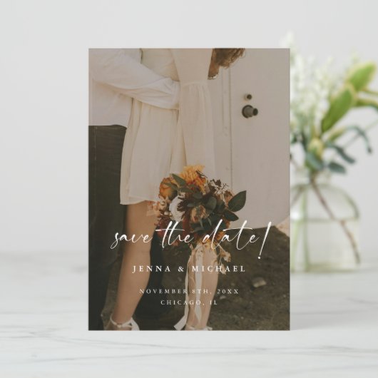 Minimalistisch Beige Script QR Code Fotobruiloft Save The Date (Staand voorkant)