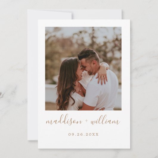 Minimalistisch bijtend beige met fototrouwinvitat kaart (Voorkant)