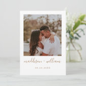 Minimalistisch bijtend beige met fototrouwinvitat kaart (Staand voorkant)