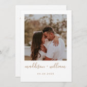 Minimalistisch bijtend beige met fototrouwinvitat kaart (Voorkant / Achterkant)