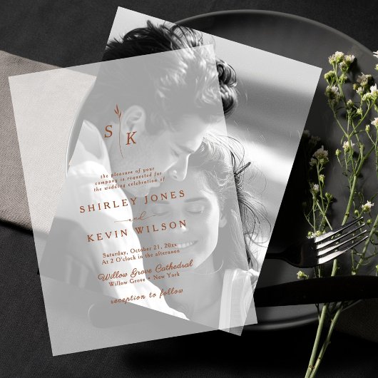 Minimalistisch blad Monogram Terracotta Moderne br Vellum Uitnodigingen