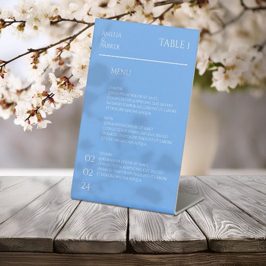 Minimalistisch blauw bruiloft menu reclamebord met voetstuk