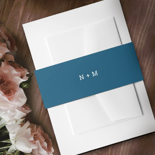 Minimalistisch blauw met witte tekst monogram brui uitnodigingen wikkel