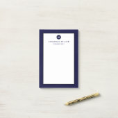 Minimalistisch blauw monogram van de marine post-it® notes (Op bureau)