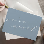 Minimalistisch blauw script dat we hebben verplaat briefkaart<br><div class="desc">Minimalistisch modern Dusty Blue Elegant Script We hebben een nieuw Briefkaart voor thuisverplaatsing verplaatst</div>