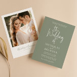 Minimalistisch Boho Sage Green Wedding Modern Foto Kaart<br><div class="desc">Minimalistisch Boho Sage Green Wedding Modern Photo Invitation. Eenvoudig personaliseren door elke info te vervangen. Upload een verticale/portretfoto. Controleer de voorvertoning voordat u aan de wagen toevoegt. (Monsterfoto van Jonathan Borba van Pexels)</div>