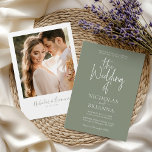 Minimalistisch Boho Sage Green Wedding Modern Foto Kaart<br><div class="desc">Minimalistisch Boho Sage Green Wedding Modern Photo Invitation. Eenvoudig personaliseren door elke info te vervangen. Upload een verticale/portretfoto. Controleer de voorvertoning voordat u aan de wagen toevoegt. (Monsterfoto van Jonathan Borba van Pexels)</div>