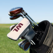 Minimalistisch bordeaux roze gepersonaliseerd mono golfheadcover (Insitu)