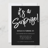 Minimalistisch borstelscript verrassingsverjaardag kaart (Voorkant)