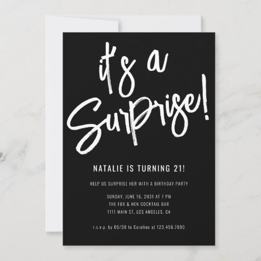 Minimalistisch borstelscript verrassingsverjaardag kaart (Voorkant)