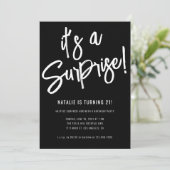 Minimalistisch borstelscript verrassingsverjaardag kaart (Staand voorkant)