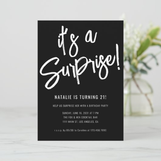 Minimalistisch borstelscript verrassingsverjaardag kaart (Staand voorkant)