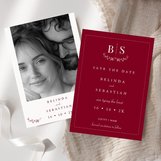 Minimalistisch Bourgondisch Monogram Save the Date Kaart