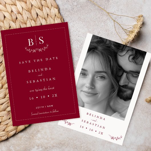 Minimalistisch Bourgondisch Monogram Save the Date Kaart