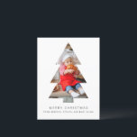 Minimalistisch Briefkaart voor kerstmis met bomen<br><div class="desc">Deze minimalistische vakantiekaart zal uw foto gemakkelijk in de vorm van een kerstboom bebouwen. Het maakt een mooi, eenvoudig silhouet dat uit de menigte zal vallen. Men adviseert dat u een foto met het gecentreerde onderwerp, en extra ruimte zowel horizontaal als verticaal gebruikt om het toe te staan om de...</div>